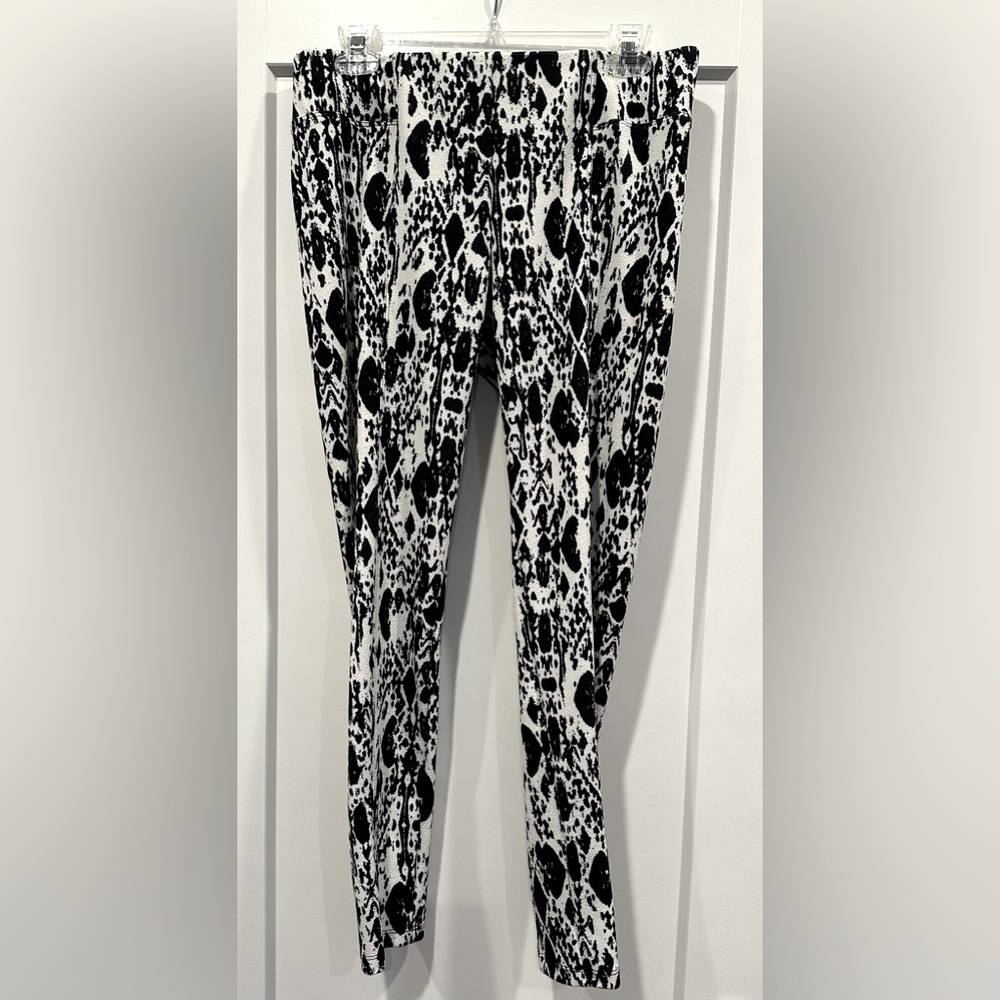 SILVA Black and White Leggings
